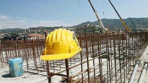 Castelfiorentino, operaio cade dal tetto: grave a Careggi