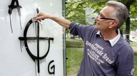 Simboli nazisti e manifesti anarchici sulle pensiline Ataf