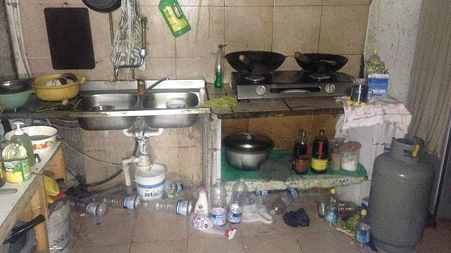 Firenze, lavorano pelle di lusso, ma vivono nei loculi - Foto -