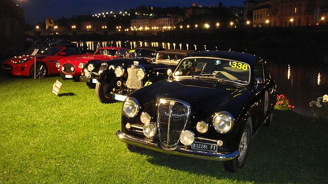 Esposizione e parata auto d'epoca all'ombra del Ponte Vecchio