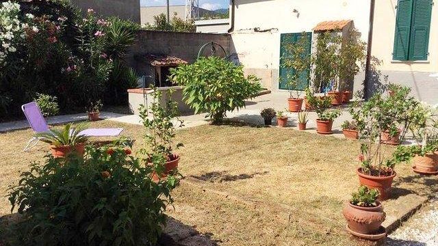 Marina di Carrara: botte, ingiurie e minacce agli anziani in struttura non autorizzata