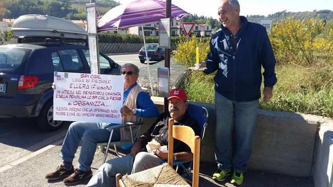 Flash mob dei pensionati Cgil per una pensilina a Fiesole