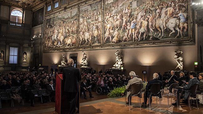 lomaggio-a-piero-farulli-nel-salone-dei-cinquecento