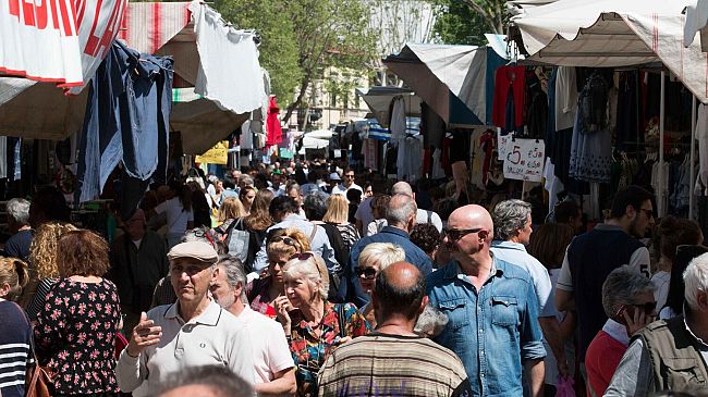 Firenze, oggi tra i banchi uno shopping da record