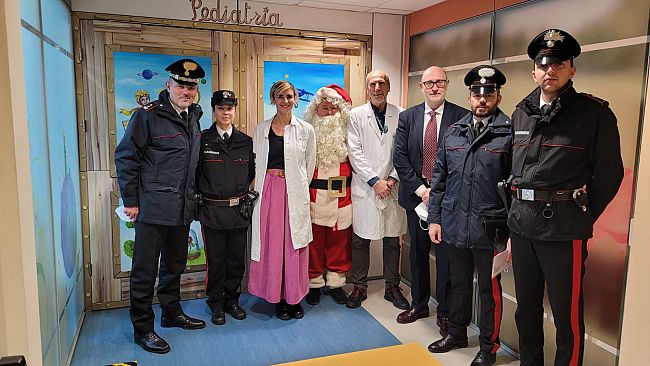 I Carabinieri di Prato portano Babbo Natale ai bambini in pediatria
