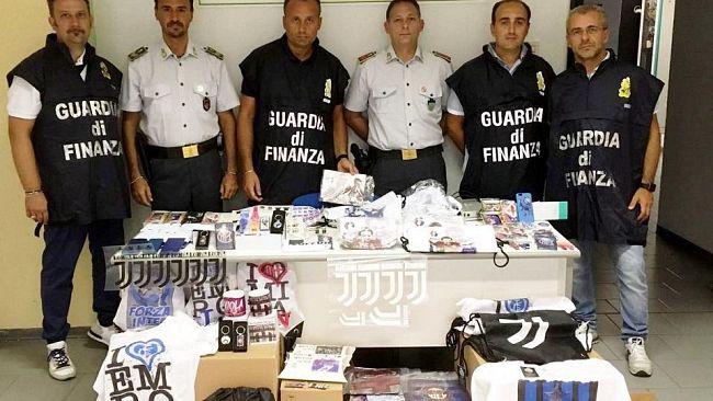 Gadget Squadre di Serie A, articoli contraffatti sequestrati a Empoli