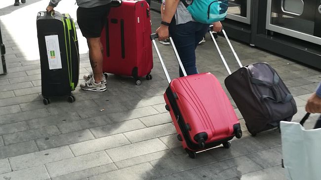 Tramvia, convogli pieni: tra pendolari e passeggeri, il rebus dei bagagli