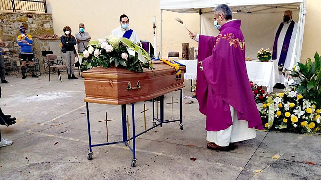 Galluzzo: il funerale di Gaetano strappa applausi e lacrime 
