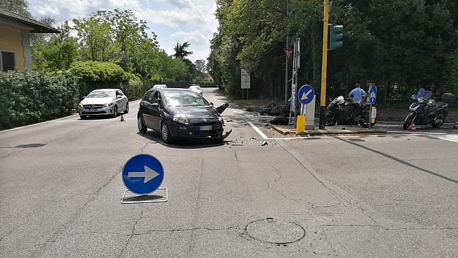 Incidente in via Togliatti: scooterista in ospedale
