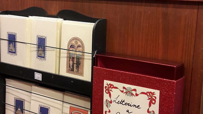 Lapis Swarovski o carta pavone: omaggio ai cittini senesi per la lettera di Babbo Natale