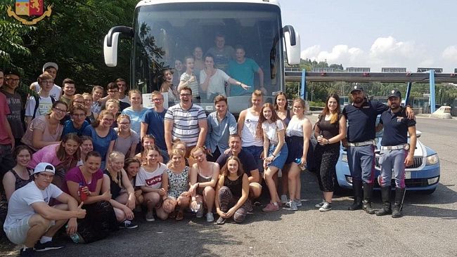 Bus fermo in Autostrada, Polstrada e Tramvia salvano la gita