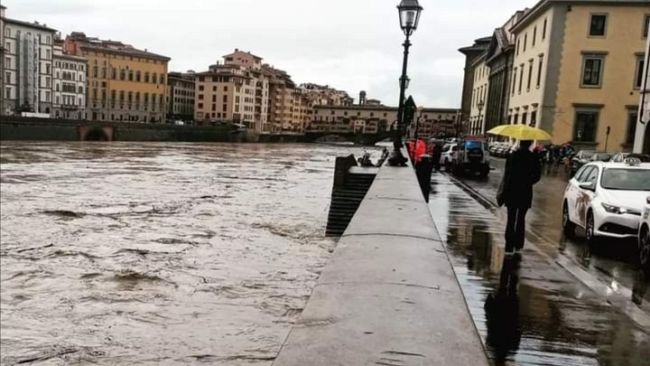 Piena dell'Arno a Firenze, le foto del 16 dicembre 2022