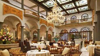 L’inaugurazione dell’hotel St. Regis