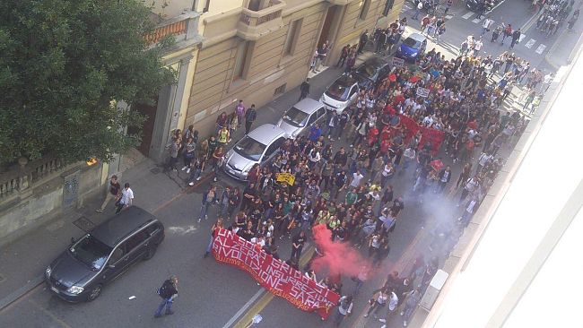 25 aprile: in piazza S. Marco cariche della polizia al corteo antogonista