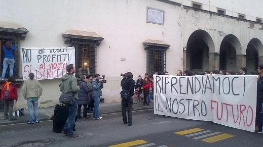 Corteo di studenti blocca il centro storico di Firenze
