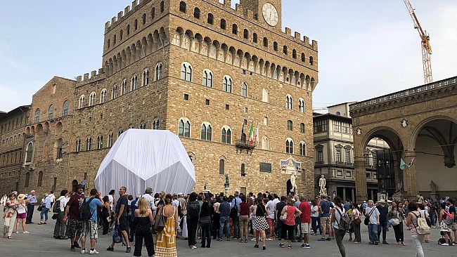 Un dodecaedro e un albero di gelso in Piazza della Signoria