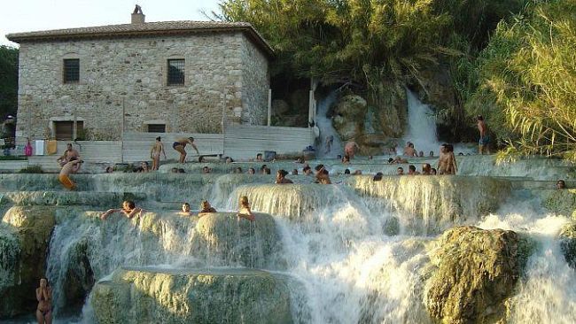 Saturnia: rubavano nelle borse dei turisti, scoperti e denunciati
