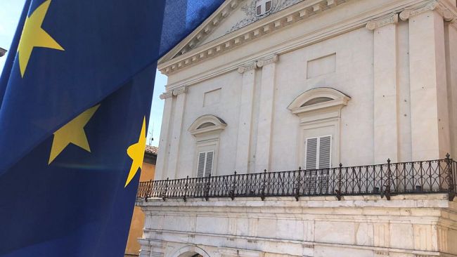 Festa dell’Europa: il loggiato degli Innocenti si illumina di blu