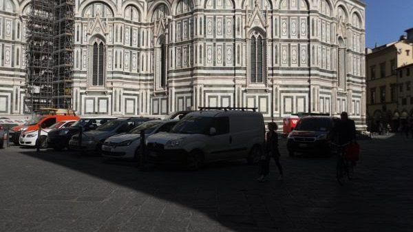 Con una mano “scatta i selfie”, con l’altra borseggia: arrestato in piazza Duomo