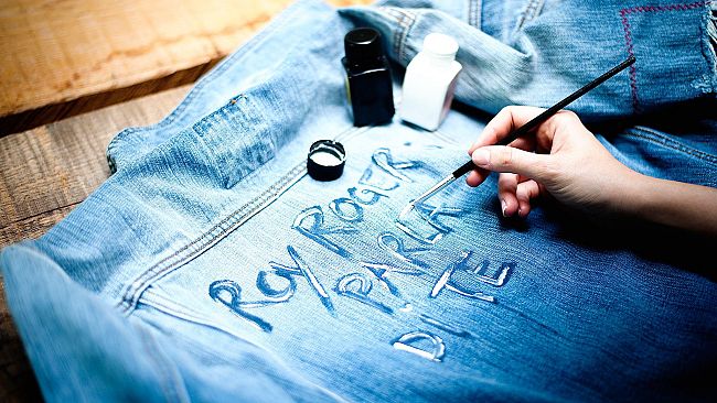 Spopola il jeans personalizzato, meno strappi e più stampe e decori