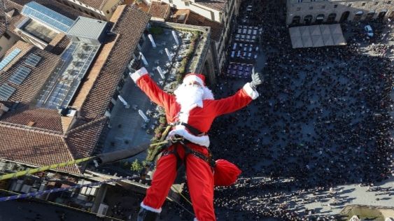 Babbo Natale e la Befana calano dall'alto 