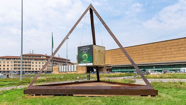 Firenze: il simbolo del fuoco in piazza Stazione in onore del Genio