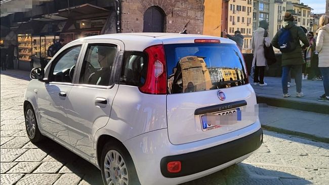 Con l'auto a noleggio su Ponte Vecchio, turista multato