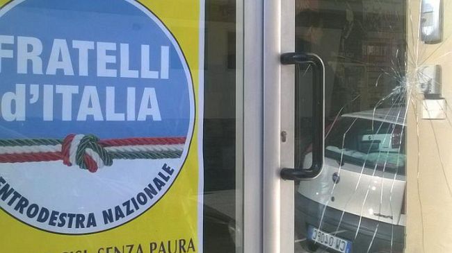 Colpi di spranga in pieno giorno contro la sede di Fratelli d'Italia