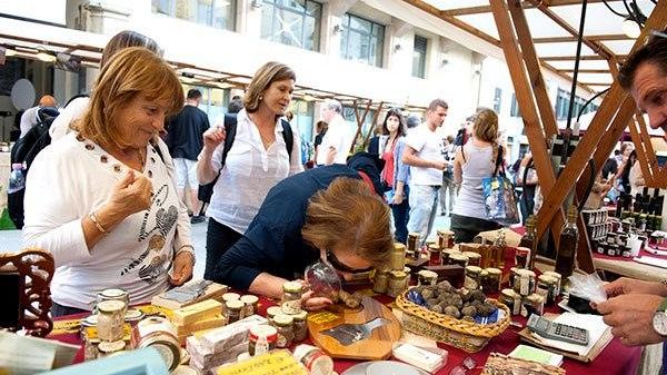 rionalissima-2014-assalto-alle-bancarelle-in-viale-fanti