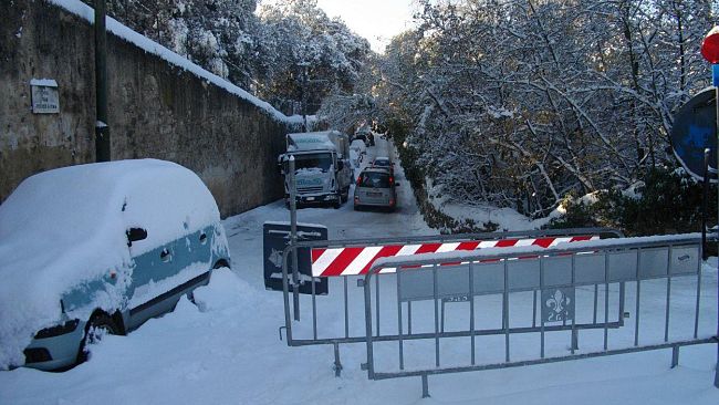 Renzi respinge le accuse: l'emergenza era in autostrada