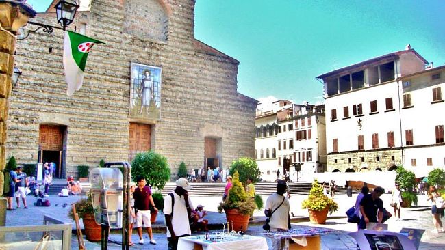 Polizia municipale arresta abusivo venditore di poster, sarà espulso