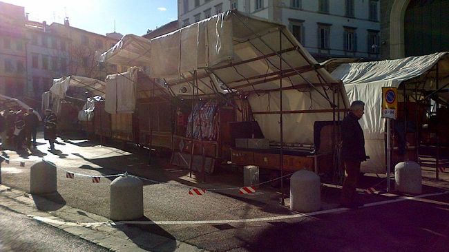 San Lorenzo: si apre. I banchi non entrano: si richiude