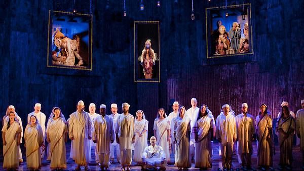 La Satyagraha di Philip Glass: la storia di Gandhi via satellite