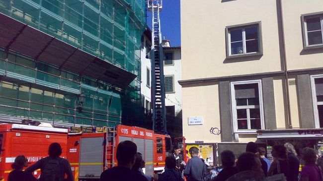 Minaccia di gettarsi dall'impalcatura ma i pompieri lo fanno desistere