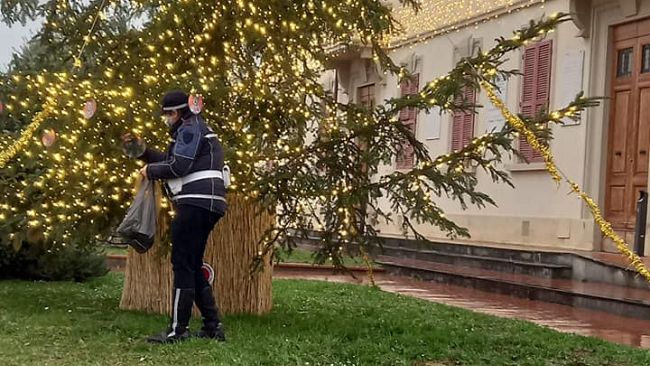 Montermurlo, palline naziste sull'albero di Natale