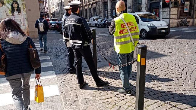 Urta vigile e si allontana, denunciato 