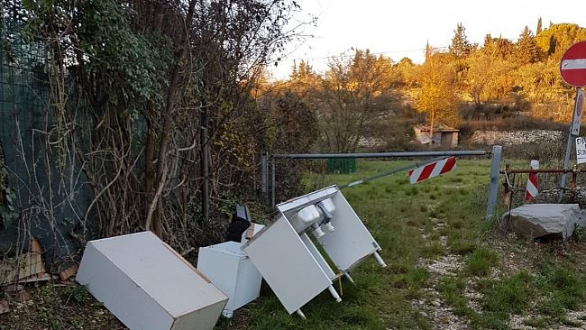 Abbandono di rifiuti, rintracciati e multati 38 “furbetti”