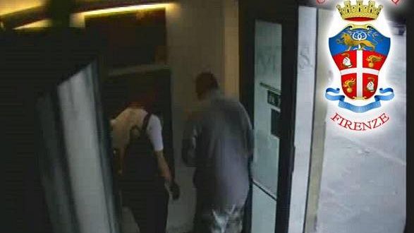 Piazza Pitti, montano un dispositivo per clonare carte di credito