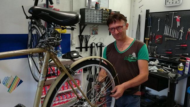 Ciclisti di Firenze: molto fai da te, ma c'è chi investe in riparazioni