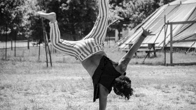 circo-parade-giocolieri-e-clown-in-sella-a-una-moto-per-i-bambini-autistici