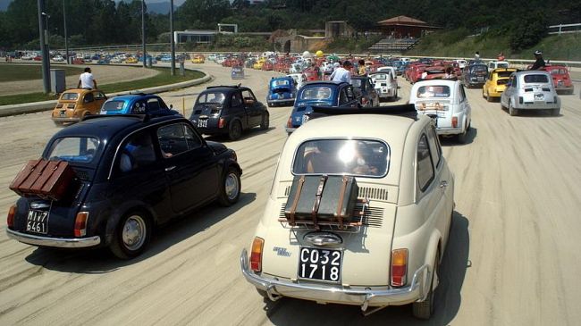 Motori: il Raduno del Fiat 500 Club Italia a Firenze