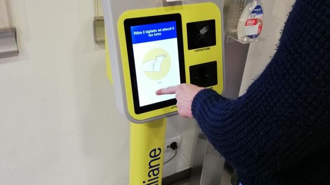 Poste, un innovativo totem touch screen in 5 uffici