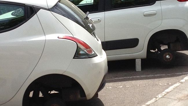 Firenze si sveglia senza ruote: furto di pneumatici e famiglie disperate