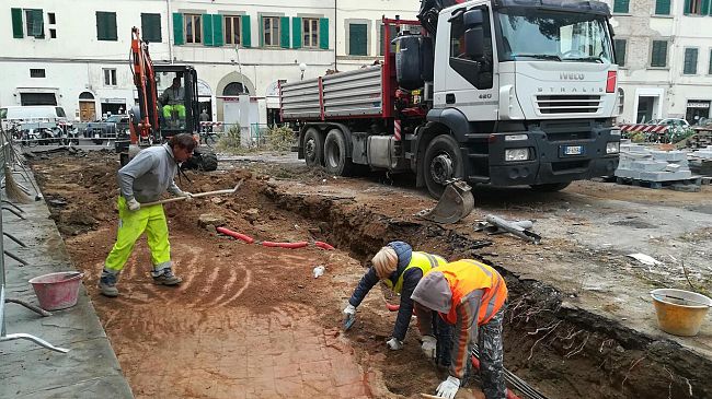 Ciompi: spunta il cotto in piazza