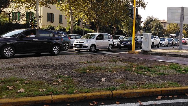 Code per pioggia e incidenti, pedone investito in piazza Indipendenza