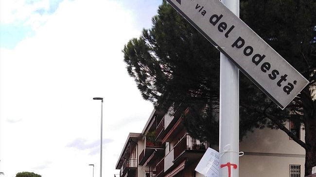 Cartelli torti, rotti o sciupati al Galluzzo: 9 casi (e le foto)