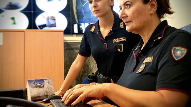 Droga nascosta tra la vegetazione nei pressi della Prefettura