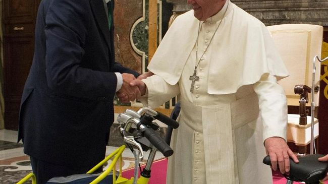 Poste dona a Papa Francesco la bicicletta ecologica del portalettere