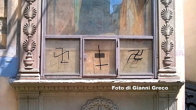Tabernacolo sfregiato: svastiche e croce rovesciata nel centro di Firenze