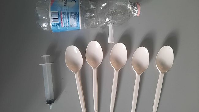 Fumano droga da bottiglietta di plastica trasformata in pipa